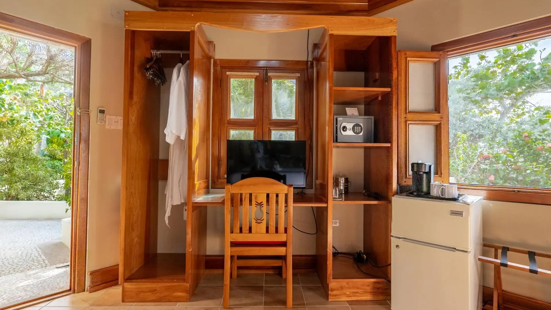 Ocean Cliff Hotel Negril Limited - Adults Only
